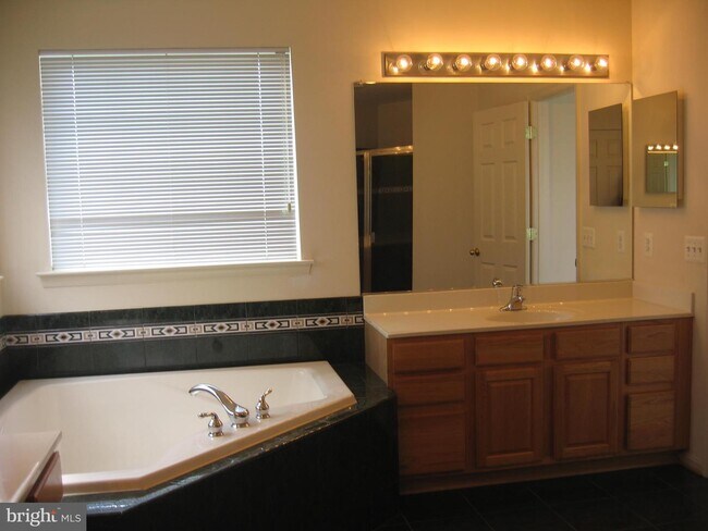 Building Photo - 58 Barksdale Dr