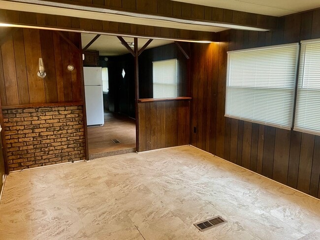 Building Photo - Two bedroom mobile home in peaceful countr...