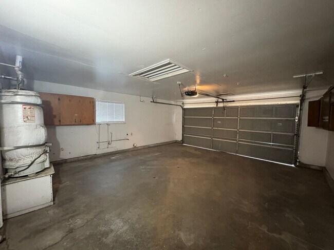 Foto del edificio - Spacious SE Tulare Home Near Shopping Centers coming soon!