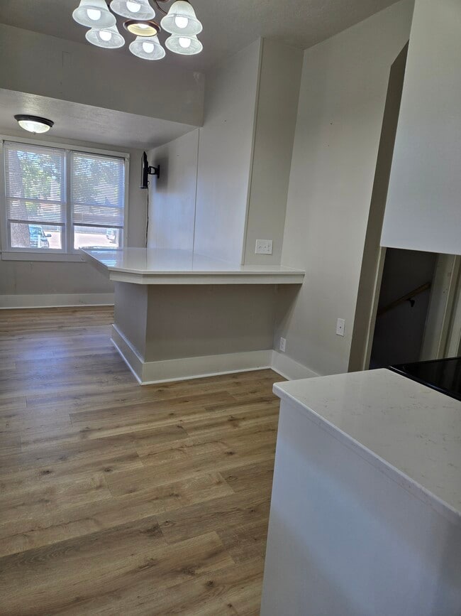Building Photo - 613 7th Ave
