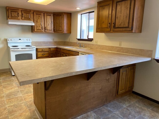 Building Photo - 3 Bedroom 2 Bath single family home