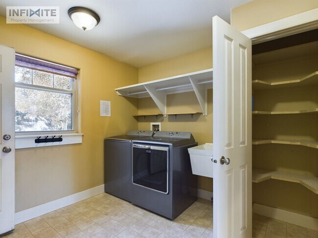 Foto del edificio - Spacious 5 Bedroom with Additional Two Car...