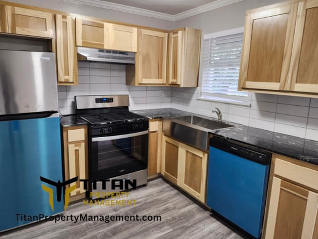 Building Photo - 2 bed/1 bath Townhouse