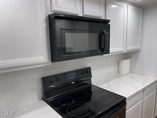 Building Photo - 8500 E Indian School Rd