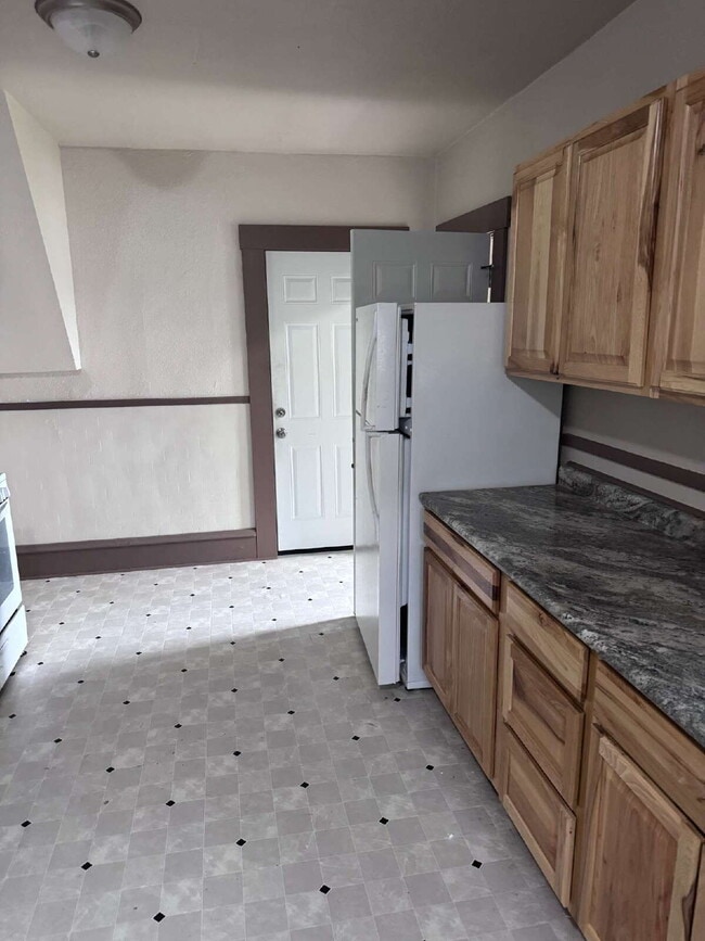 Building Photo - "Charming 3-Bed Home with Granite Elegance...