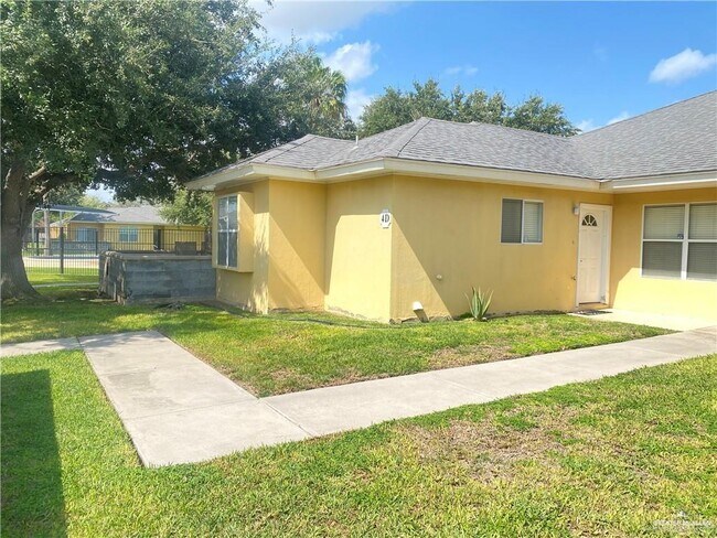 Foto del edificio - 1530 W Hall Acres Rd