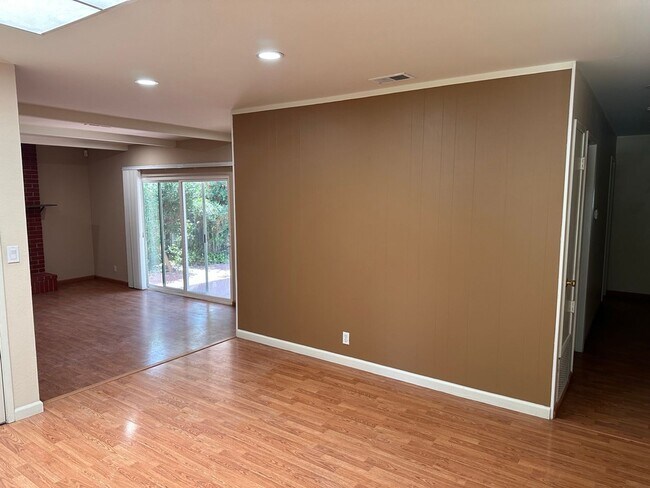 Building Photo - Clean 3 Bedroom 2 Bath Single Family Home ...