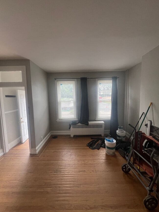Building Photo - Bright 2-Bedroom with Spacious Bath & Priv...