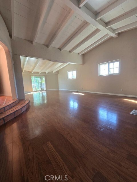 Foto del edificio - 558 N Lark Ellen Ave