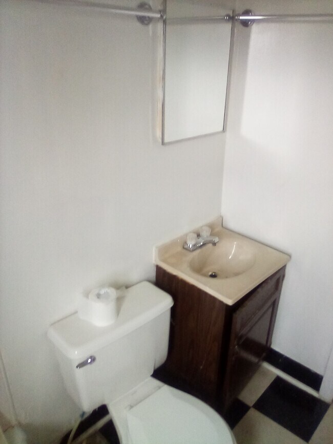 bath room - 3056 Ascension St