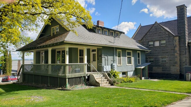 Building Photo - 440 NE Maple St