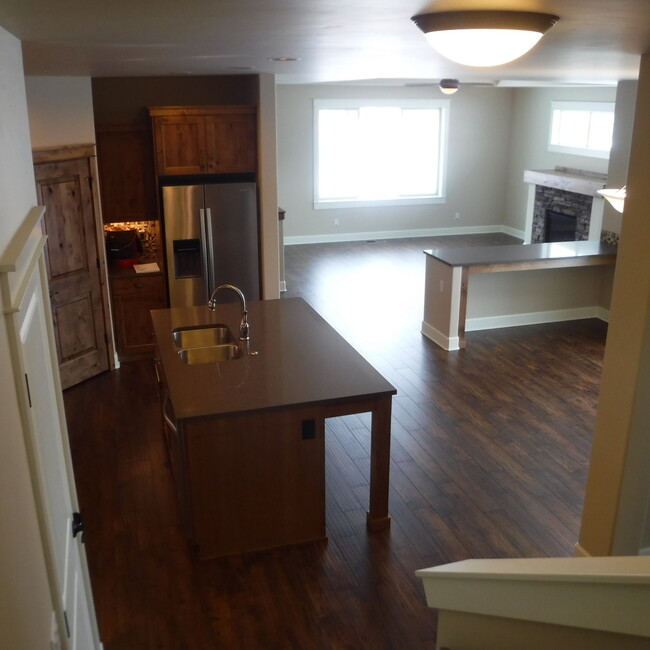 Building Photo - Beautiful 3 Bed/2.5 Bath Pahlisch Home in ...
