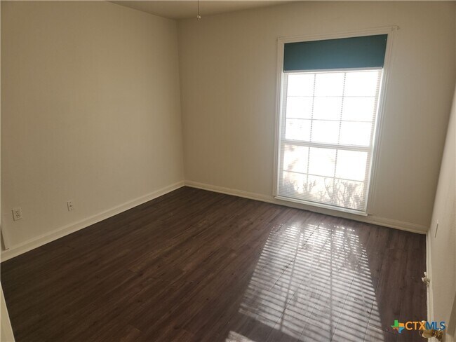 Building Photo - 902 S 23rd St