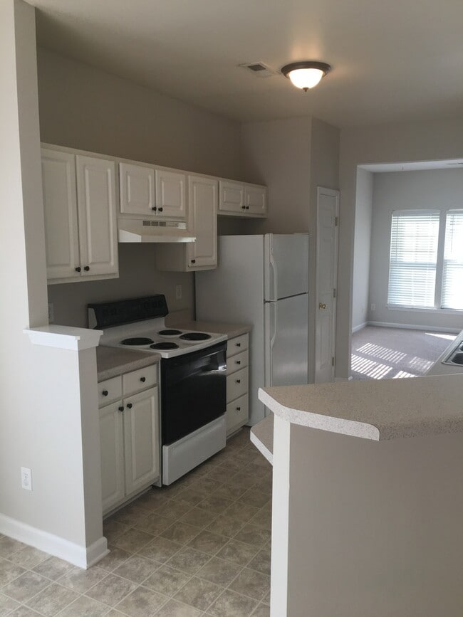 Building Photo - Greer, 2bd/2.1ba, 1484SF