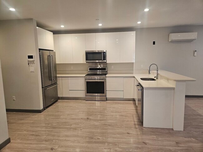 Building Photo - 145 Newbury Ave