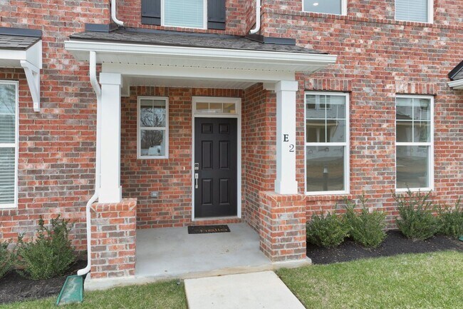 Foto del edificio - **BE THE LUCKY ONE TO LIVE IN THIS 2024-BUILT BRICK TOWNHOME IN THE VILLAS AT REGAL SQUARE FEATUR...