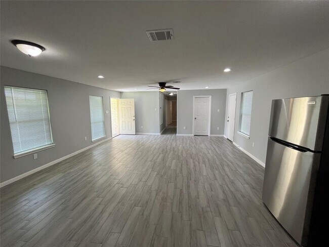 Foto del edificio - 8117 Richland Dr