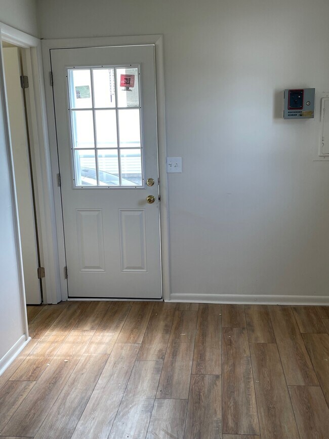 Side door entrance/mudroom - 1337 Riverside Dr