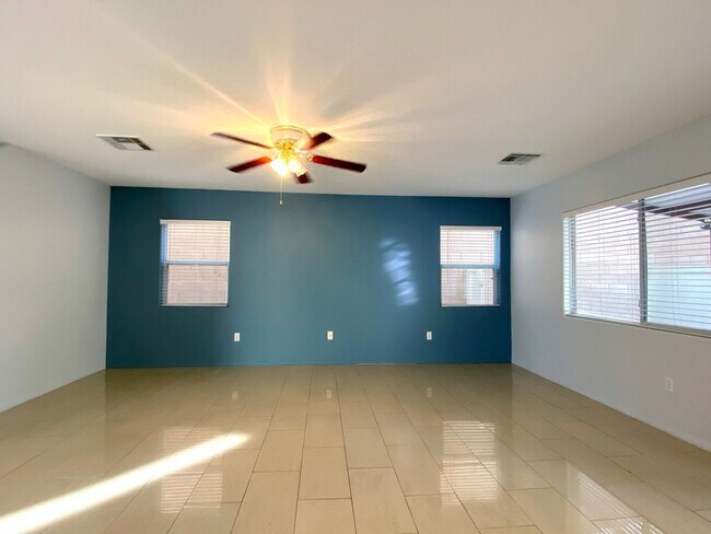Foto del edificio - Great 4 Bedroom home in Southwest Las Vegas! Long driveway! 2 car garage! Backyard! Nice Appliances