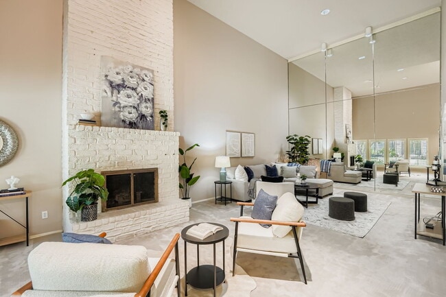 Foto del edificio - Spacious 3-Bed Townhome in Northwest Hills – Over 3,200 Sq Ft with Courtyard & 2-Car Garage