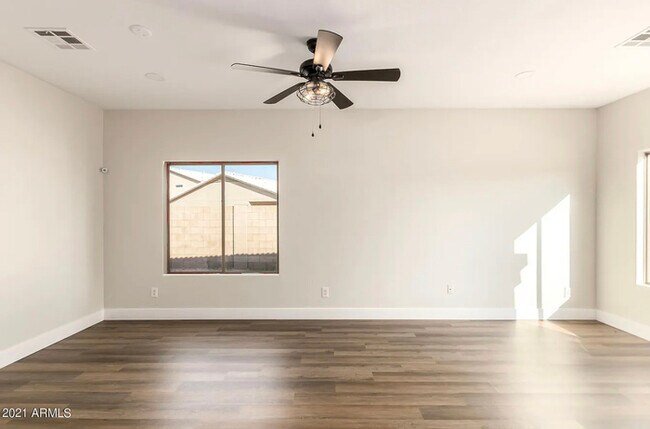 Building Photo - Beautiful 4 Bed 2 Bath in Johnson Ranch 17...