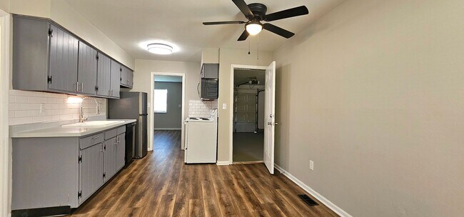 Foto del edificio - 3148-3150 Silver Rock Avenue