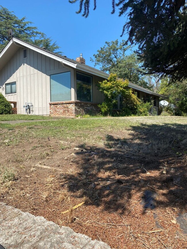 Building Photo - Large 3 Bedroom House