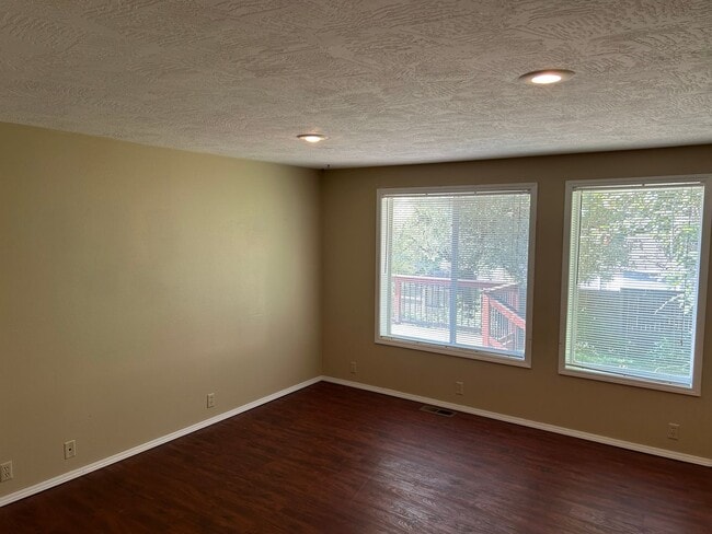 Building Photo - 3 Bedroom, 2 Bath House in Dundee- Great L...