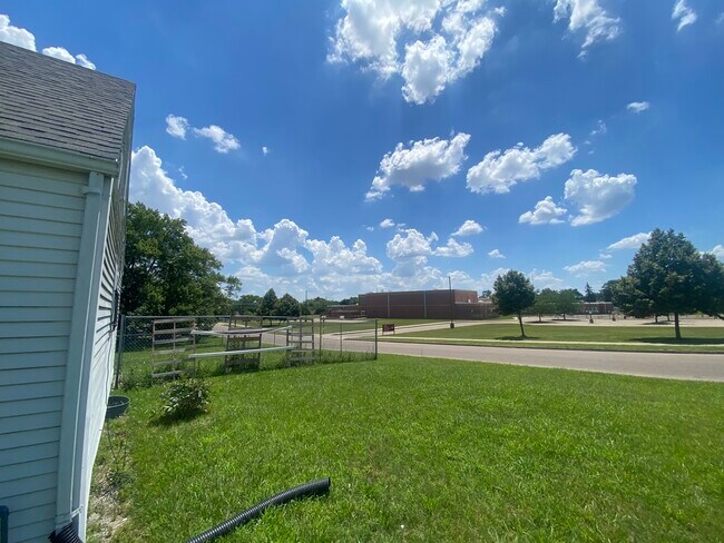 Foto del edificio - 902 Cleverly Rd
