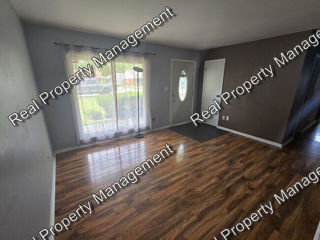 Foto del edificio - Three Bedroom Ranch