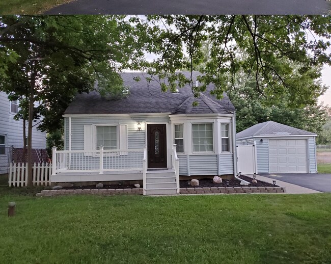 21936 Middlebelt Rd, Farmington Hills, MI 48336 House Rental in
