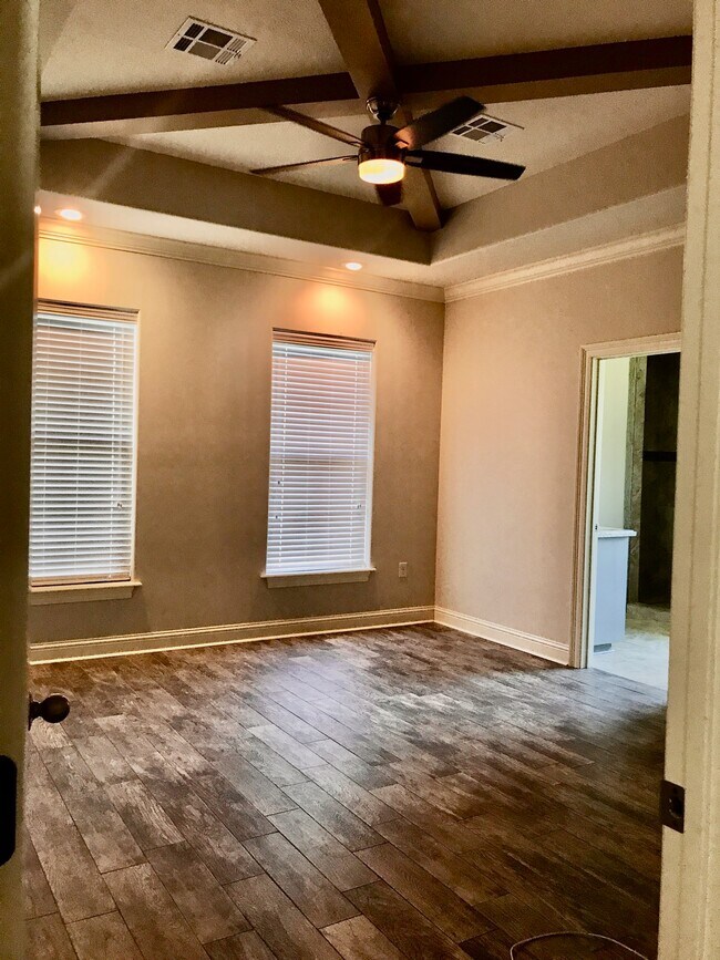 Building Photo - 557 Dub Ln