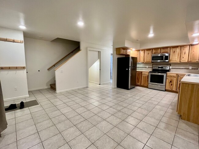 Building Photo - Beautiful 3 bedroom townhouse for rent