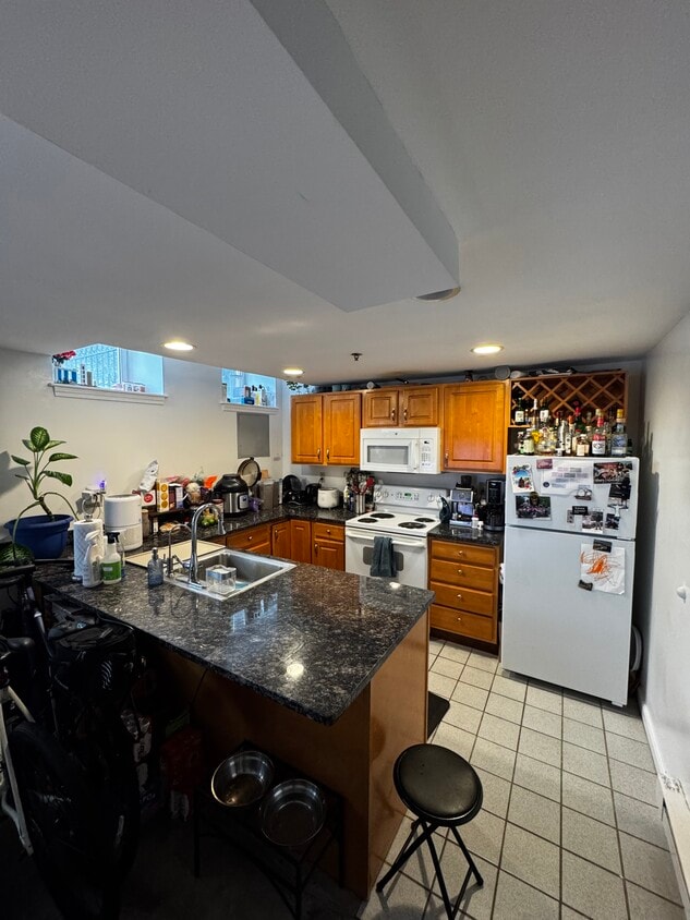 Kitchen from living room - 36 Peterborough St