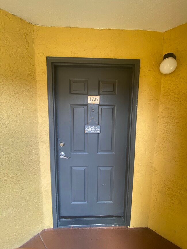Puerta principal - 4512 Commander Dr