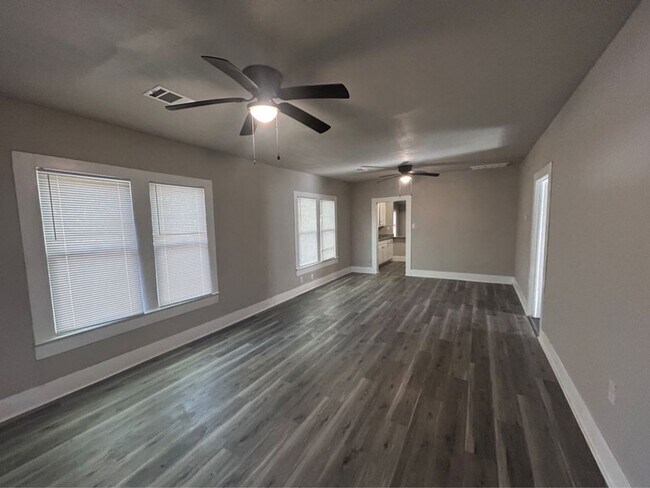 Foto del edificio - 1710 W 15th St