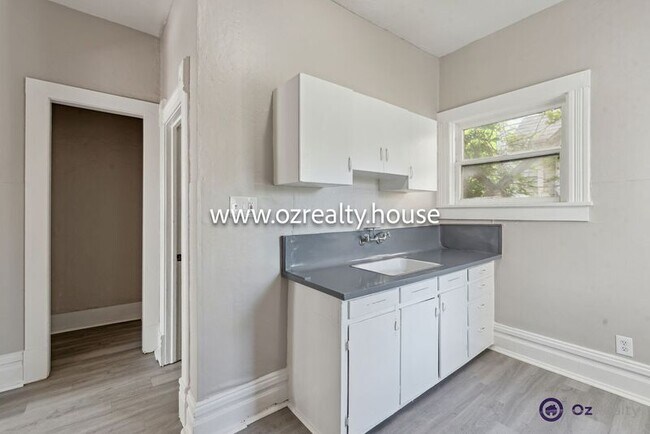 Foto del edificio - 1303 Western Ave
