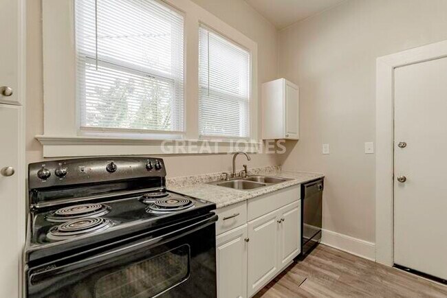 Foto del edificio - 2116 Pinehurst Rd