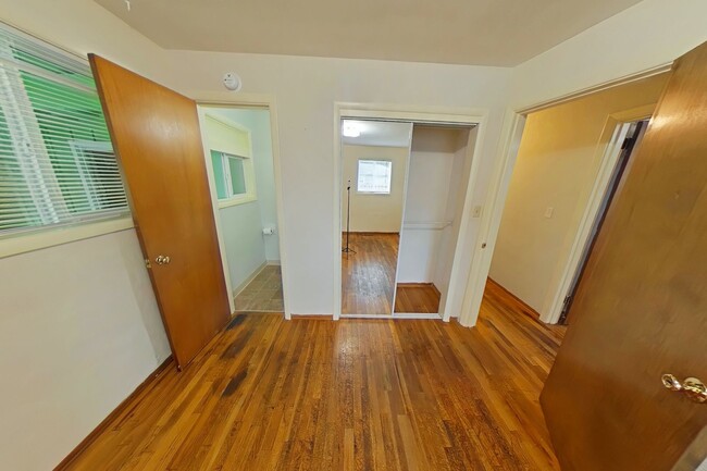 Foto del edificio - 3 Bedroom House ~ Close to Campus ~ Small ...