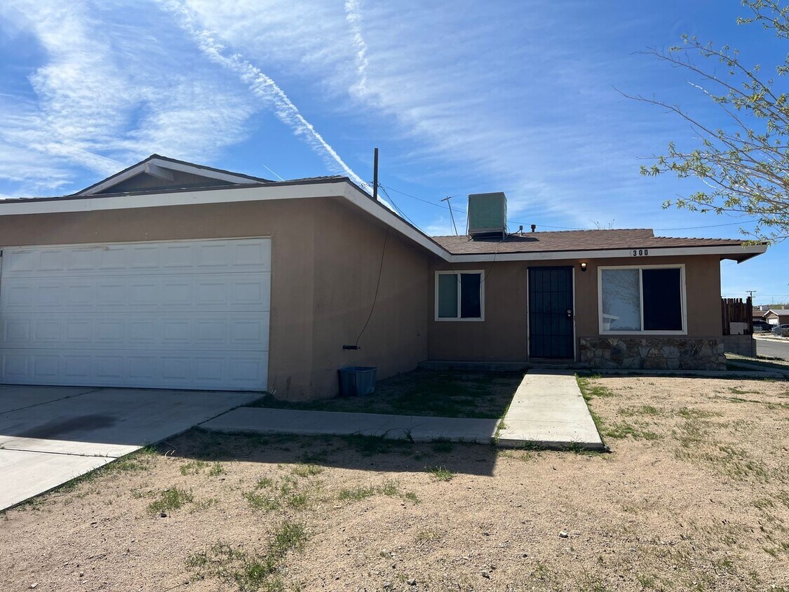 Foto principal - 3 Bedroom 2 Bathroom House with 2 Car Garage