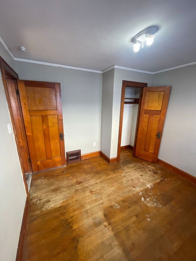 Foto del edificio - 936-938 S. 75th St. Duplex