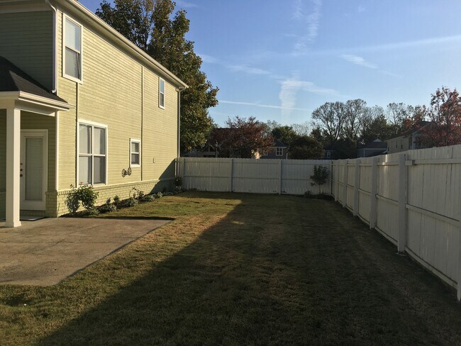 Foto del edificio - Updated 3BR/2.5ba in Harbor Town with huge fenced in yard w/ fire pit.  One small pet is allowed,...