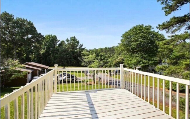 Foto del edificio - 593 Crestmont Ct