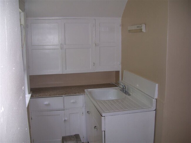 Building Photo - 1 br, 1 bath Apartment - 411 Spencer St NE #2