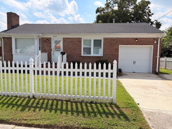 Building Photo - 1207 Quash St