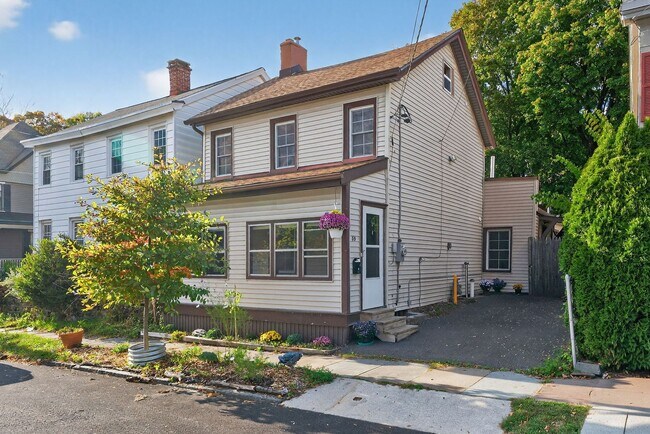 Foto del edificio - Walk to the Waterfront!|2BR Single-Family with Private Yard!