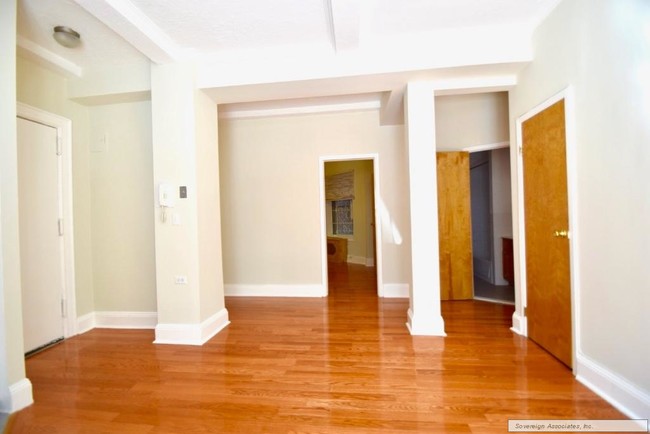Building Photo - 115 W 71st St