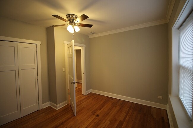 Building Photo - 3 Bed / 1 Bath Beautiful Rehabbed Apartment in Hermosa near Fullerton Bus, Restaurants & Shopping...