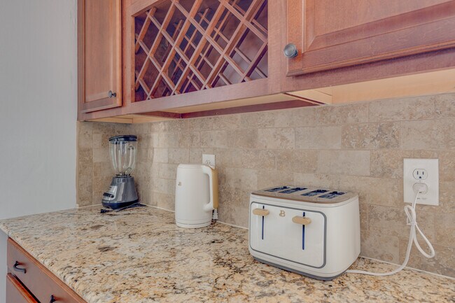 Foto del edificio - 302 Lampros Ct