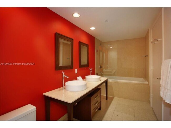 Building Photo - 485 Brickell Ave